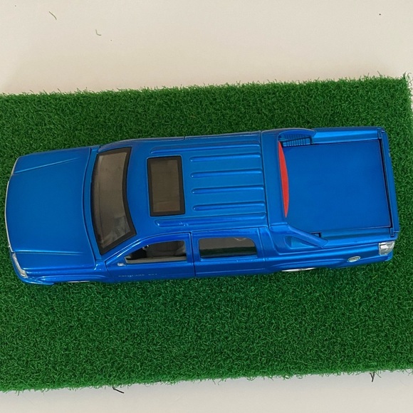 Jada Dub City 1:24 Diecast 2002 Cadillac Escalade EXT Blue Custom Lowrider Truck - Picture 10 of 14